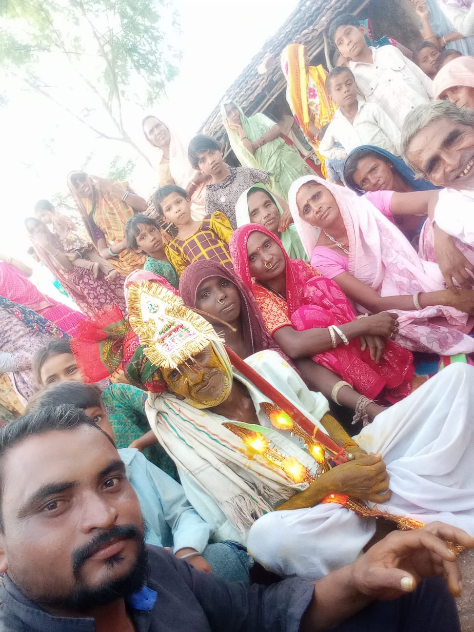 बेटों और पोतों ने ढोल-नगाड़ों के साथ कराई बुजुर्ग माता-पिता की शादी