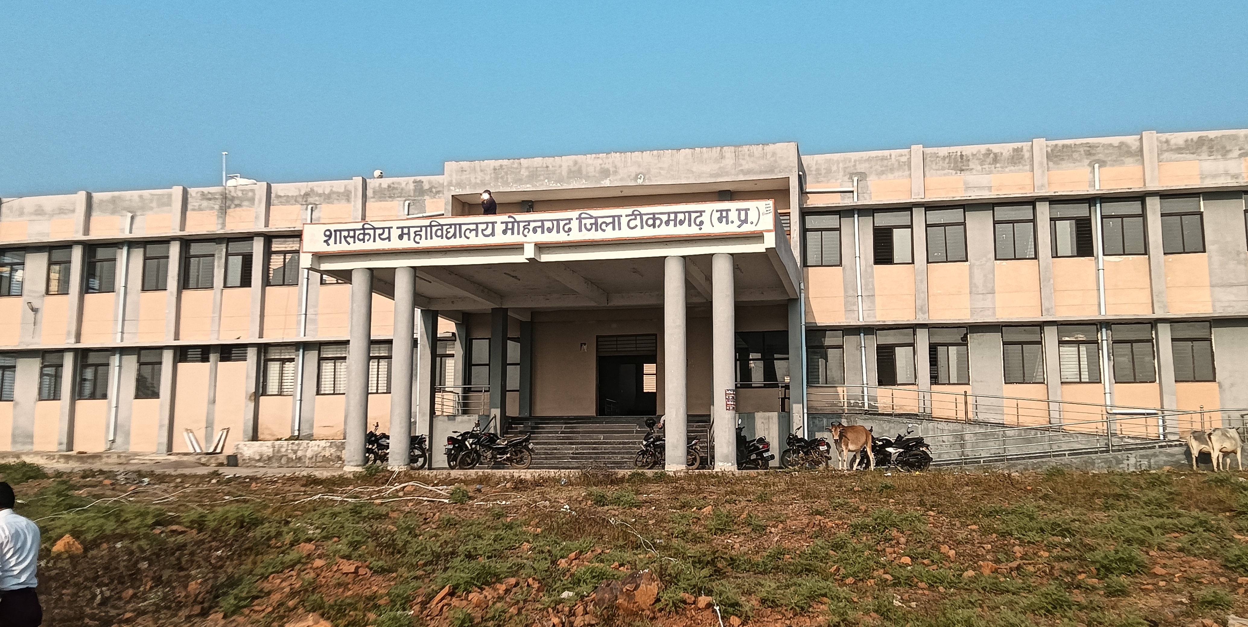 STATE NEWS.AI SPECIAL मोहनगढ़: पानी की बूंद बूंद के लिए तरस रहे शासकीय महाविद्यालय छात्र,  1 किलोमीटर दूर बस स्टैंड जाकर पी रहे है पानी