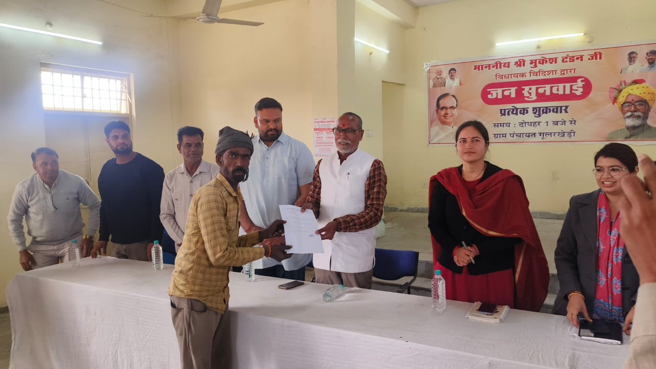 गुलाबगंज: विधायक मुकेश टंडन की प्रथम जनसुनवाई में ग्रामीणों को मिला समाधान
