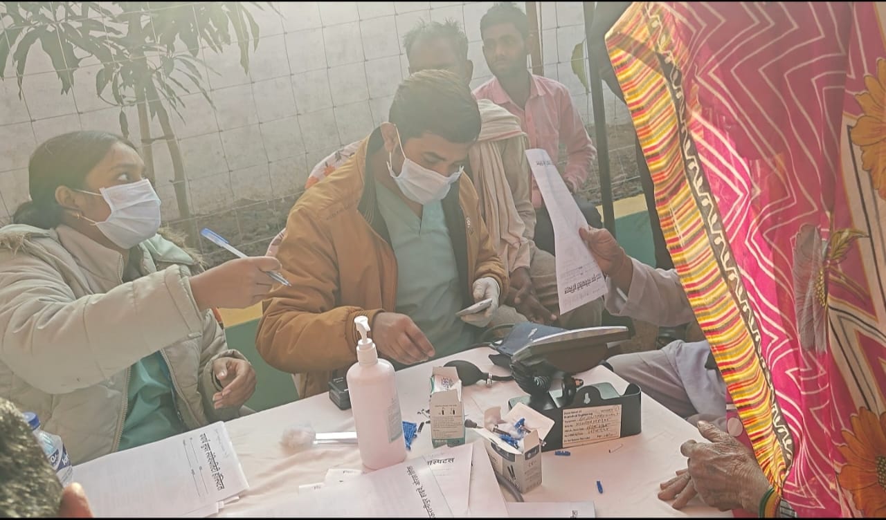 निशुल्क चिकित्सा शिविर में लोगों को दिया गया निशुल्क उपचार