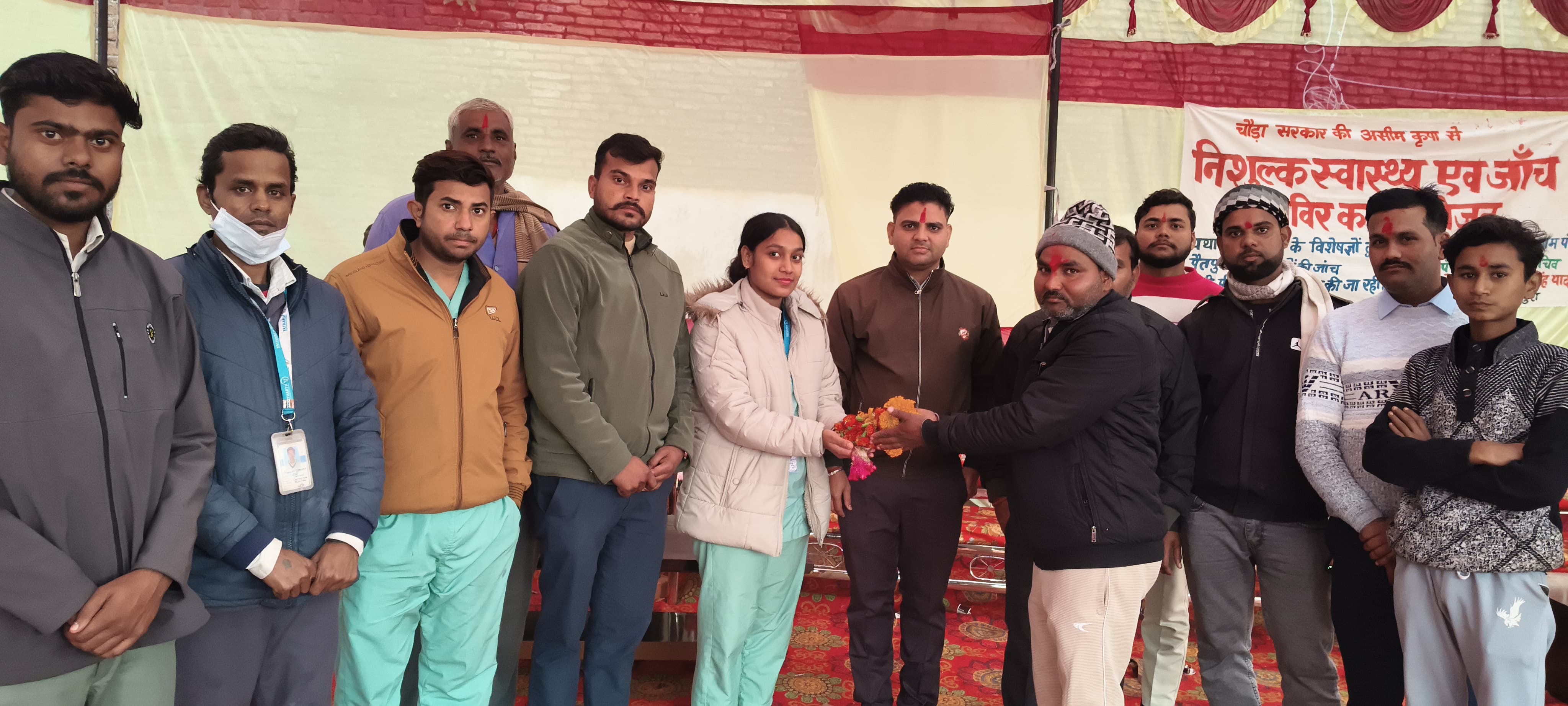 निशुल्क चिकित्सा शिविर में लोगों को दिया गया निशुल्क उपचार