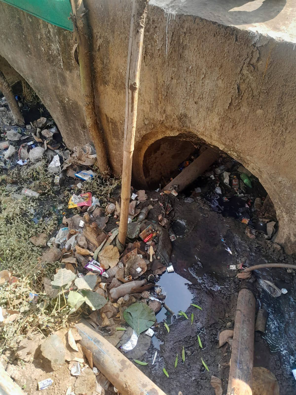 जैसीनगर में नालियों के बीच से गुजर रही पाइपलाइन 
