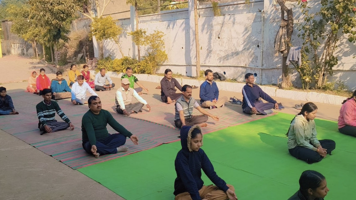 स्वामी विवेकानंद जयंती पर गूंजा 'योग: कर्मसु कौशलम्', शिक्षण संस्थाओं में हुआ सामूहिक सूर्य नमस्कार