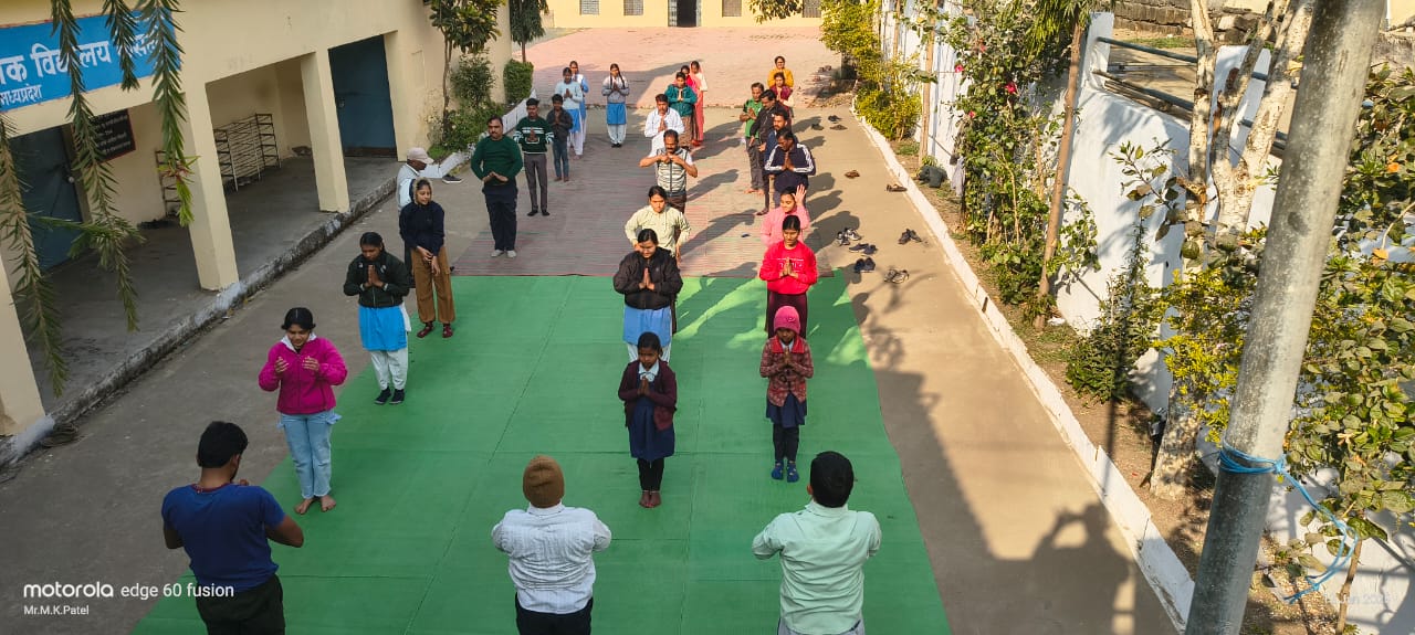 स्वामी विवेकानंद जयंती पर गूंजा 'योग: कर्मसु कौशलम्', शिक्षण संस्थाओं में हुआ सामूहिक सूर्य नमस्कार