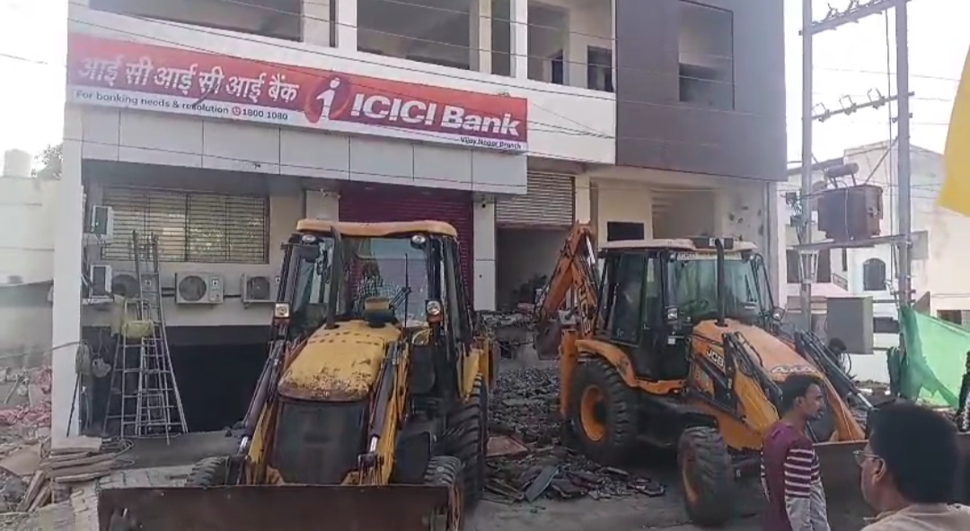 जबलपुर: एसबीआई चौक, विजयनगर के पास जेसीबी से हटाया गया अवैध निर्माण, पार्किंग क्षेत्र में बनाए गए रैंप पर नगर निगम की कार्रवाई