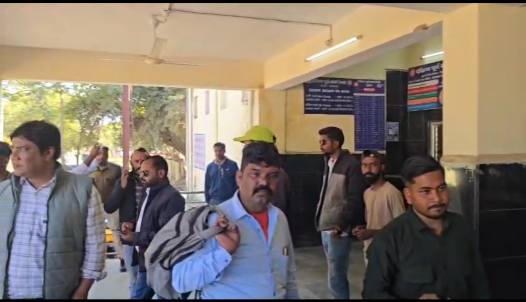 बुढार में रेल्वे स्टेशन पर मची अफरातफरी यात्री परेशान सुरक्षा व्यवस्था प्रभावित ट्रेनें देरी से चलने लगीं अधिकारी मौके पर पहुंचे यात्री चिंतित