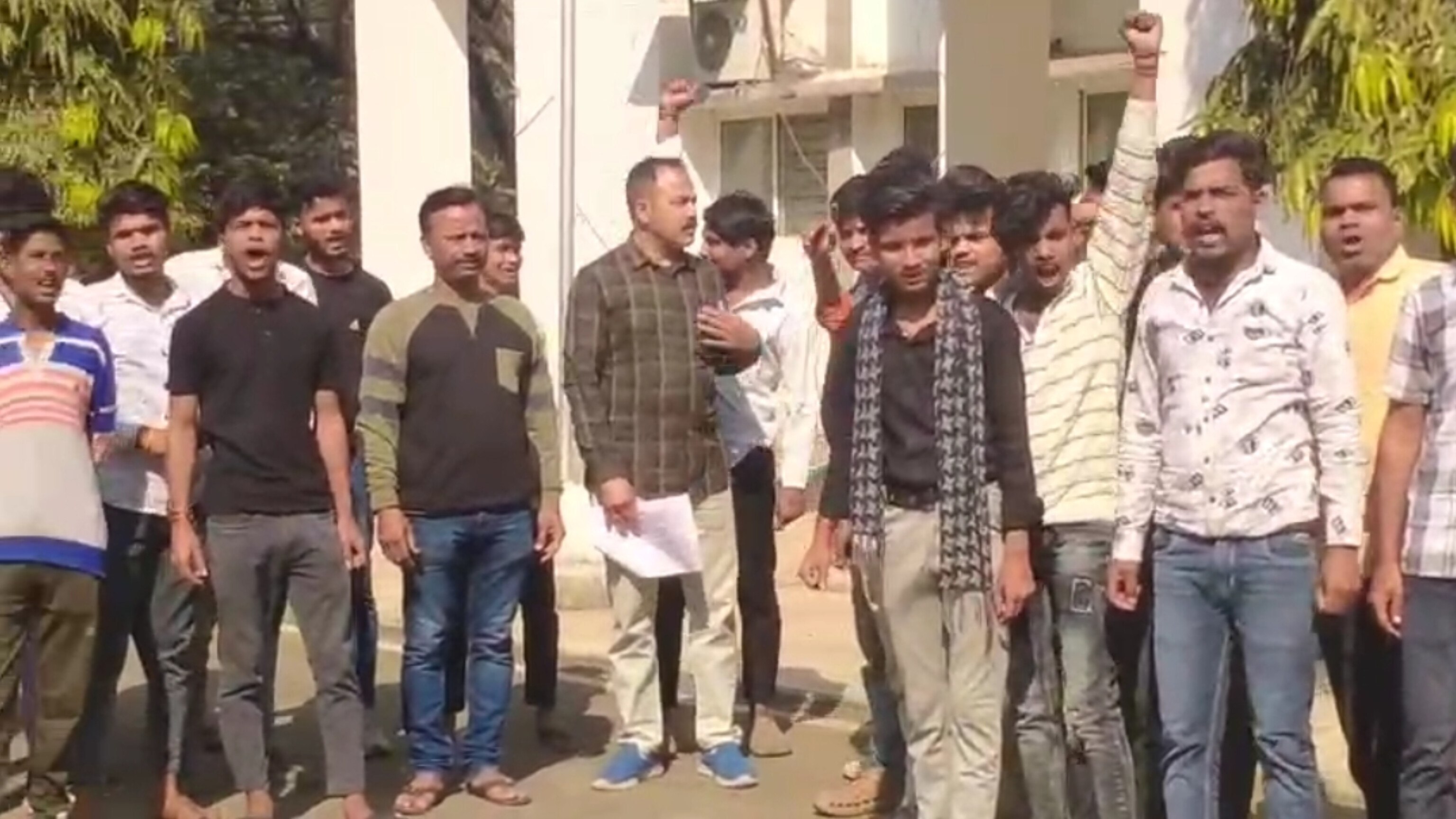 रंगमहल में मस्जिद बनाने, बाहरी लोगों के आने,धार्मिक गतिविधियों को लेकर नागरिकों ने एसपी को सौंपा ज्ञापन