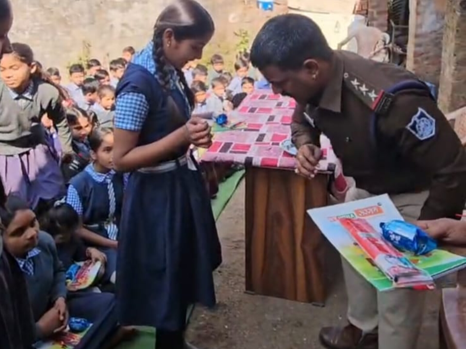 नरयावली थाना प्रभारी कपिल लक्षकार ने बच्चों को बांटी पाठ्य सामग्री और सिखाए यातायात के नियम