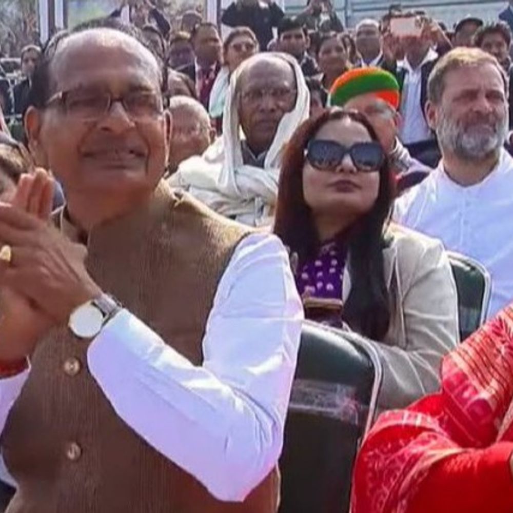 गणतंत्र दिवस पर राहुल-खड़गे तीसरी लाइन में बैठे दिखे:कांग्रेस का मोदी-शाह पर अपमान करने का आरोप; पहली लाइन में बैठे आडवाणी की पुरानी फोटो दिखाई