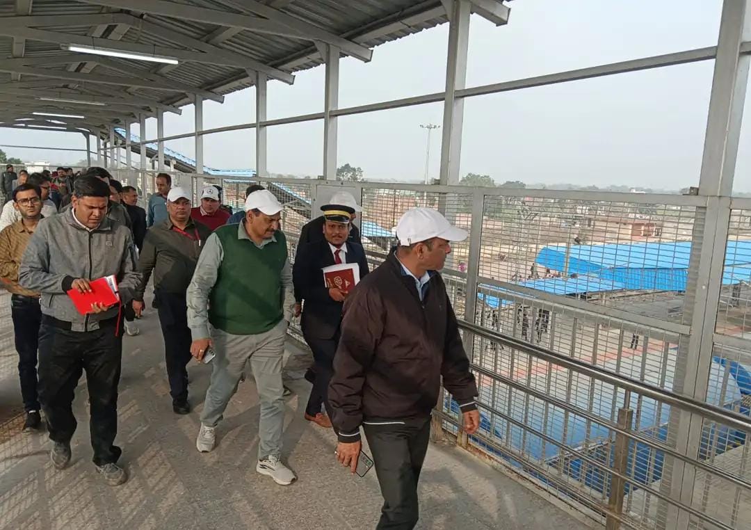 उत्तर मध्य रेलवे के महाप्रबंधक ने किया टीकमगढ़ रेलवे स्टेशन का निरीक्षण