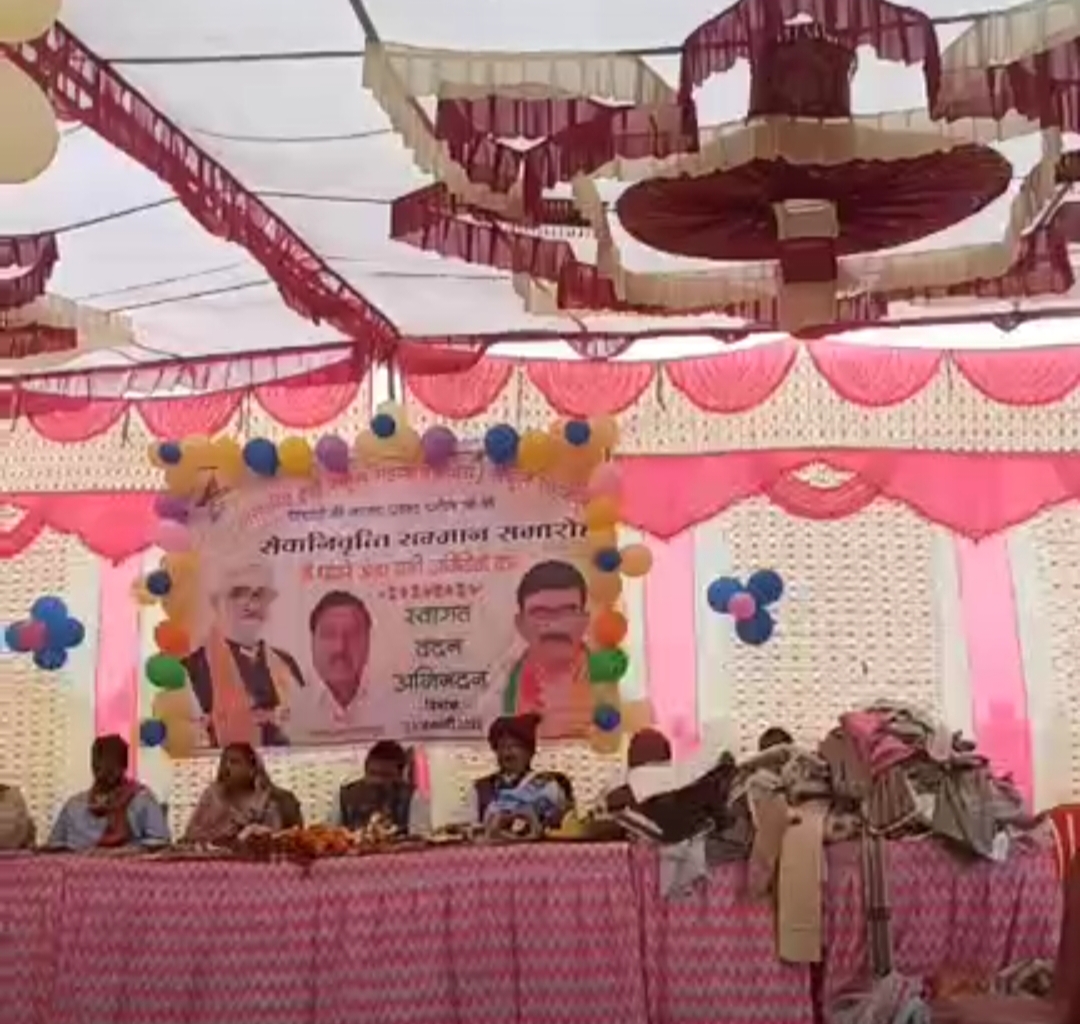 प्राचार्य पटैल को सम्मान सहित विदाई समारोह में शिक्षण संस्थान के छात्रों और शिक्षकों ने भावुक होकर दी विदाई