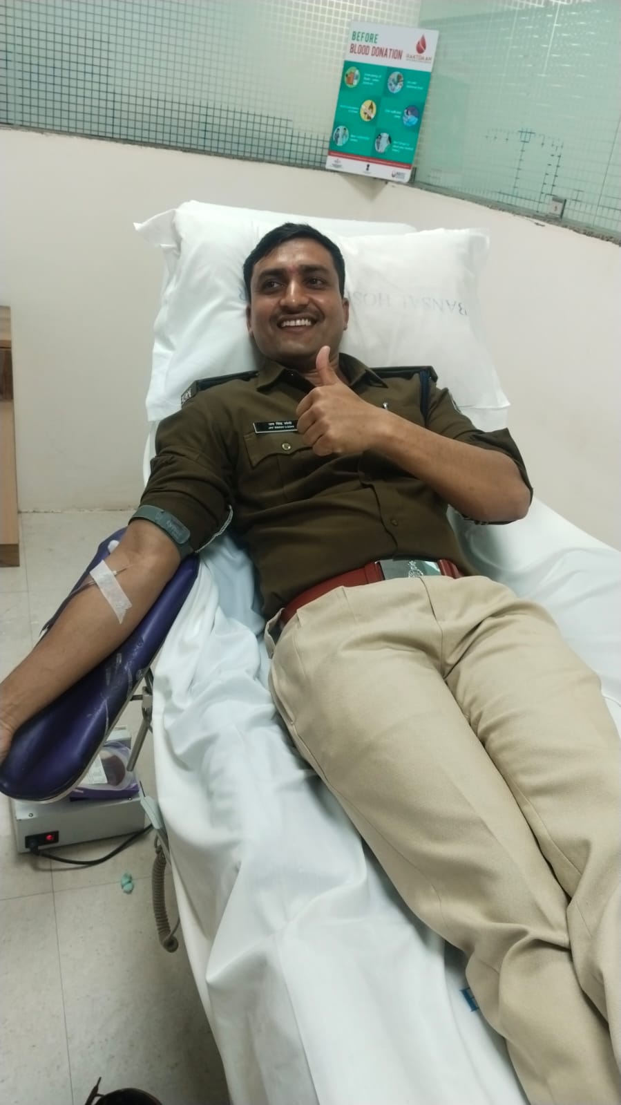 मानवीय संवेदनशीलता की मिसाल बनी सागर पुलिस अपील के तत्काल बाद उप निरीक्षक जयसिंह पहुंचे अस्पताल, किया रक्तदान