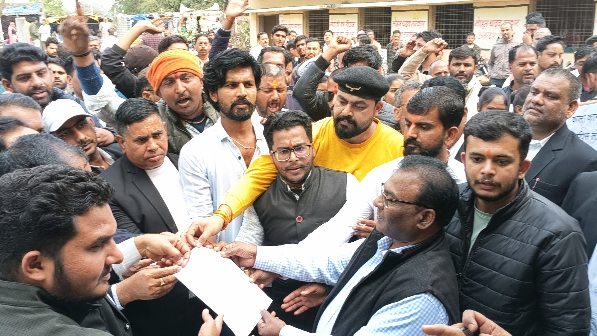 यूजीसी के विरोध में अखिल भारतीय सर्व समाज आया सड़कों पर महामहिम राष्ट्रपति के नाम तहसीलदार मझौली को सौंपा ज्ञापन