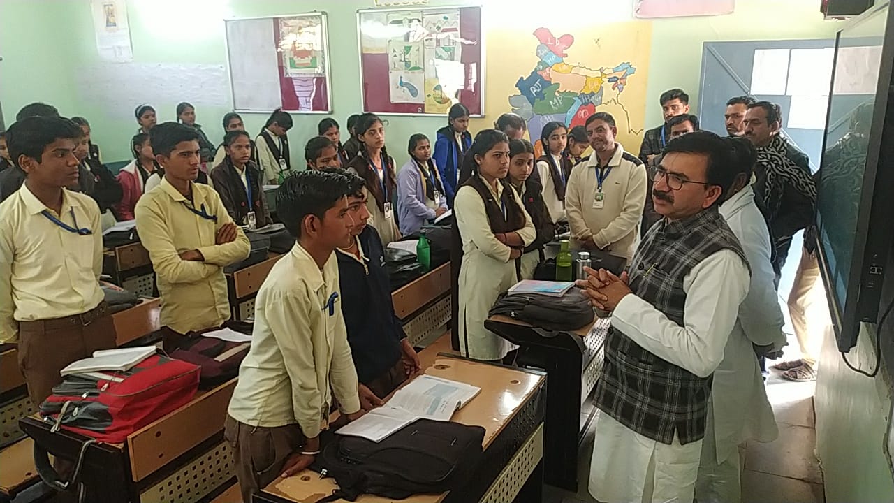 पीएमश्री शासकीय हाईस्कूल केवलारी कला में बोर्ड परीक्षाओं को लेकर विशेष संवाद: जिला पंचायत उपाध्यक्ष ने दिए सफलता के मंत्र