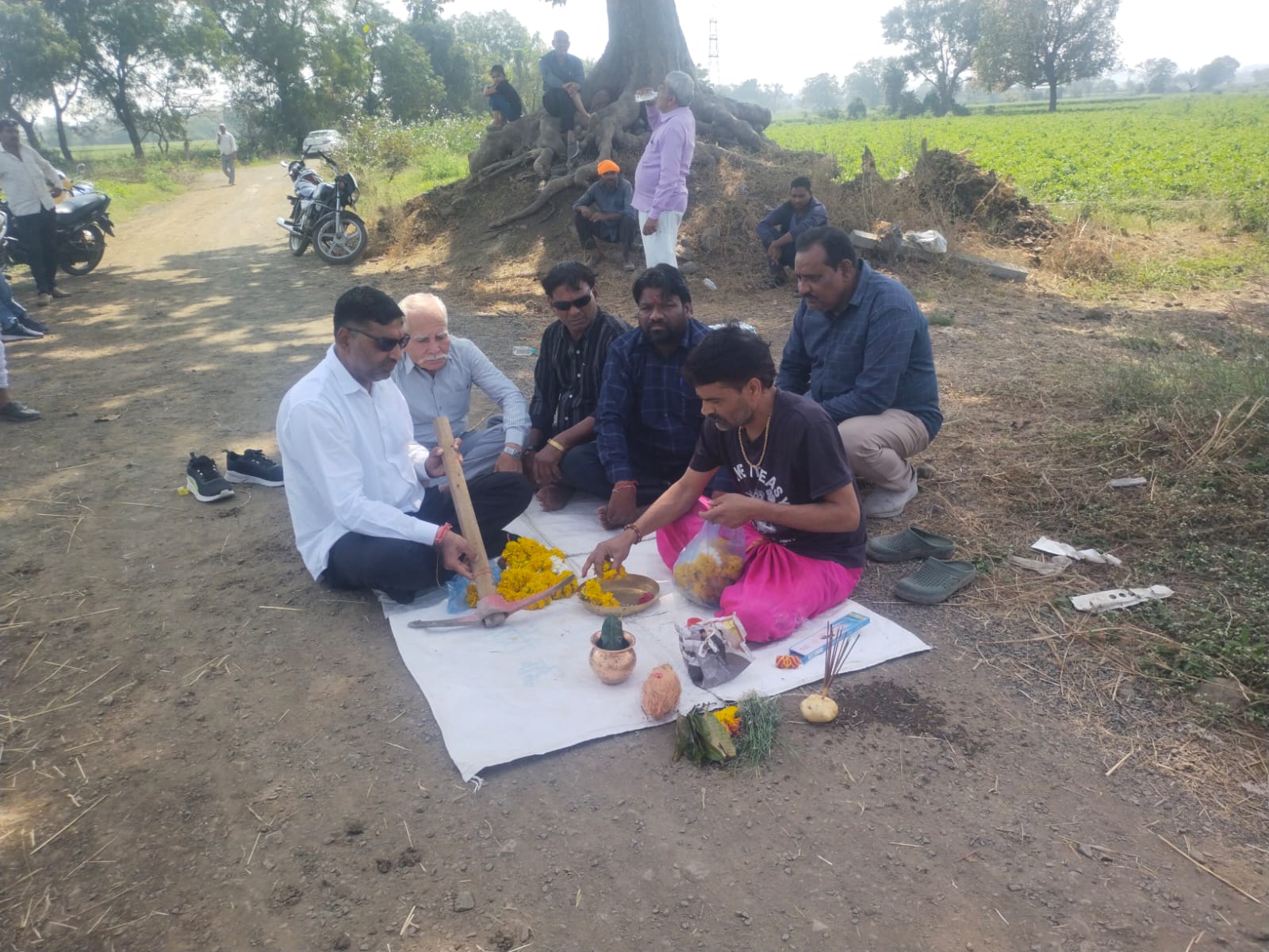 पीथमपुर: बहुप्रतीक्षित सड़क निर्माण कार्य का शुभारंभ