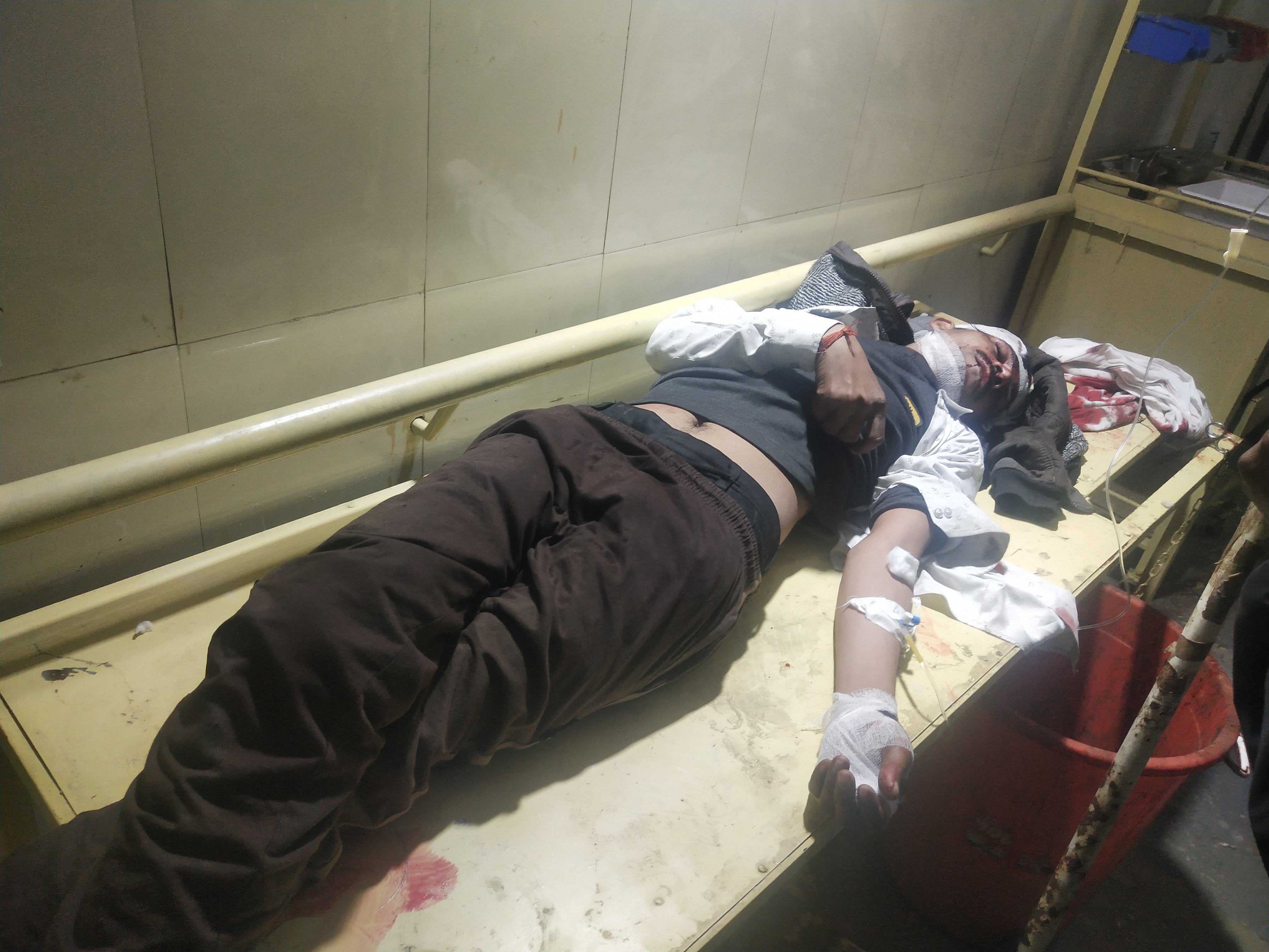एनएच 44 पर दर्दनाक सड़क हादसा: तेज रफ्तार बाइक ट्रक से टकराई, युवक गंभीर रूप से घायल