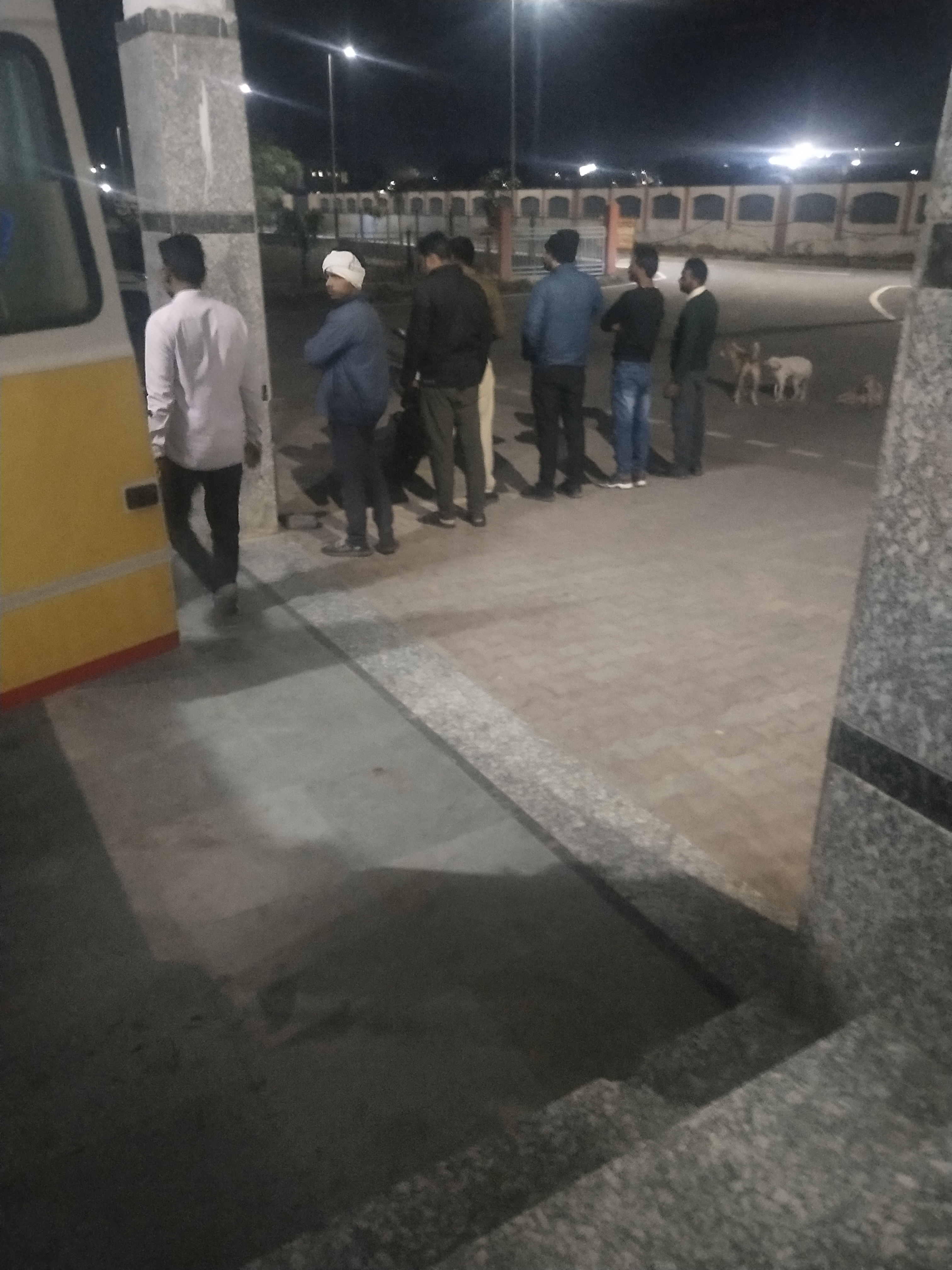 एनएच 44 पर दर्दनाक सड़क हादसा: तेज रफ्तार बाइक ट्रक से टकराई, युवक गंभीर रूप से घायल