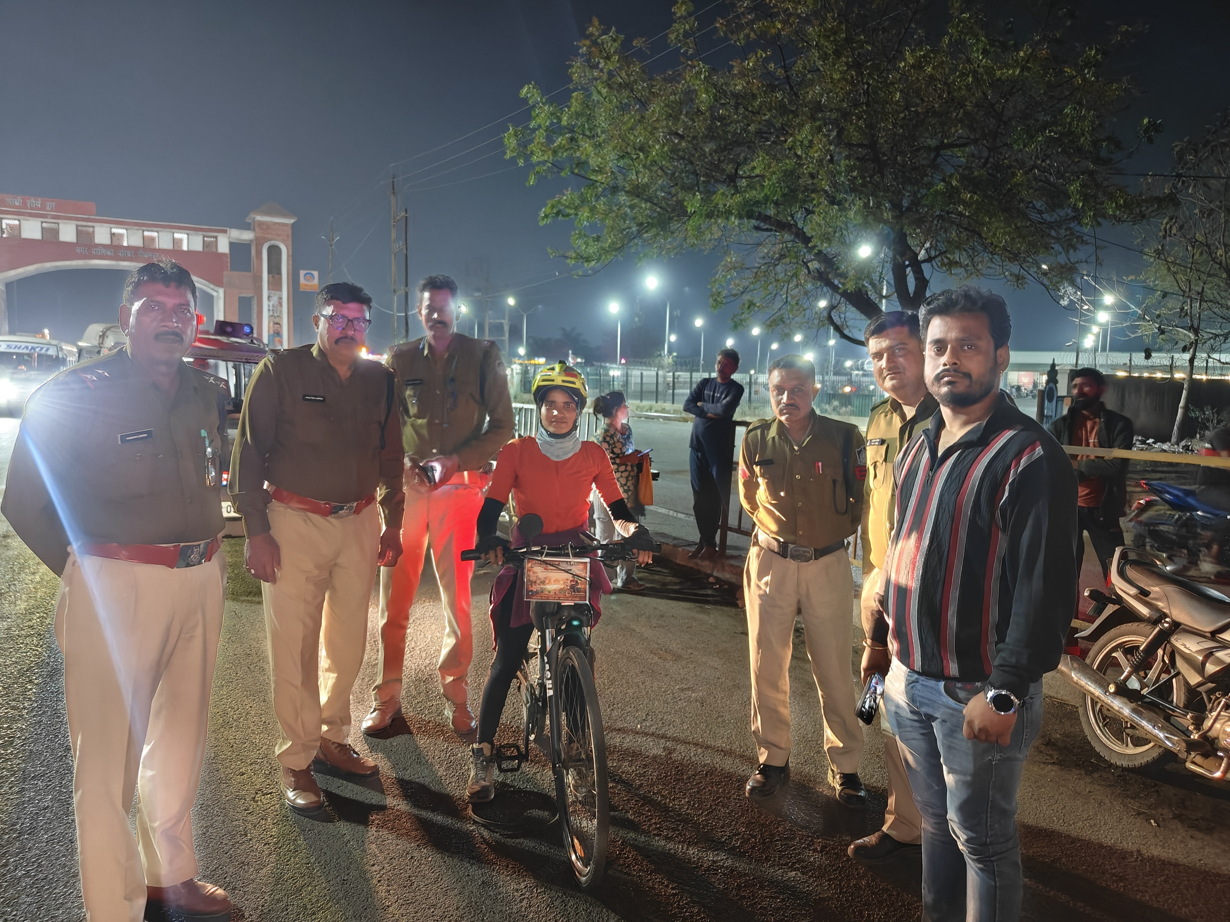 भारत यात्रा पर निकली आशा मालवीय साइकिल से नारी शक्ति देशभक्ति और अदम्य साहस का संदेश देने पूरे देश का करेगी सफर