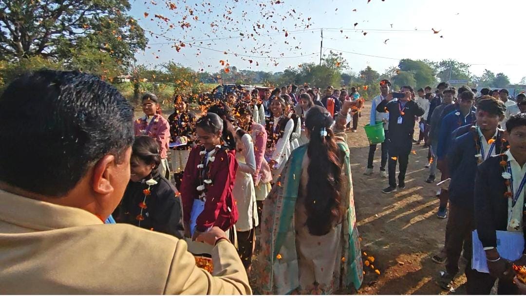 बोर्ड परीक्षा का डर हुआ छूमंतर: जमुनिया-चिखली स्कूल बना 'आदर्श केंद्र', तिलक लगाकर और फूल बरसाकर हुआ छात्रों का स्वागत