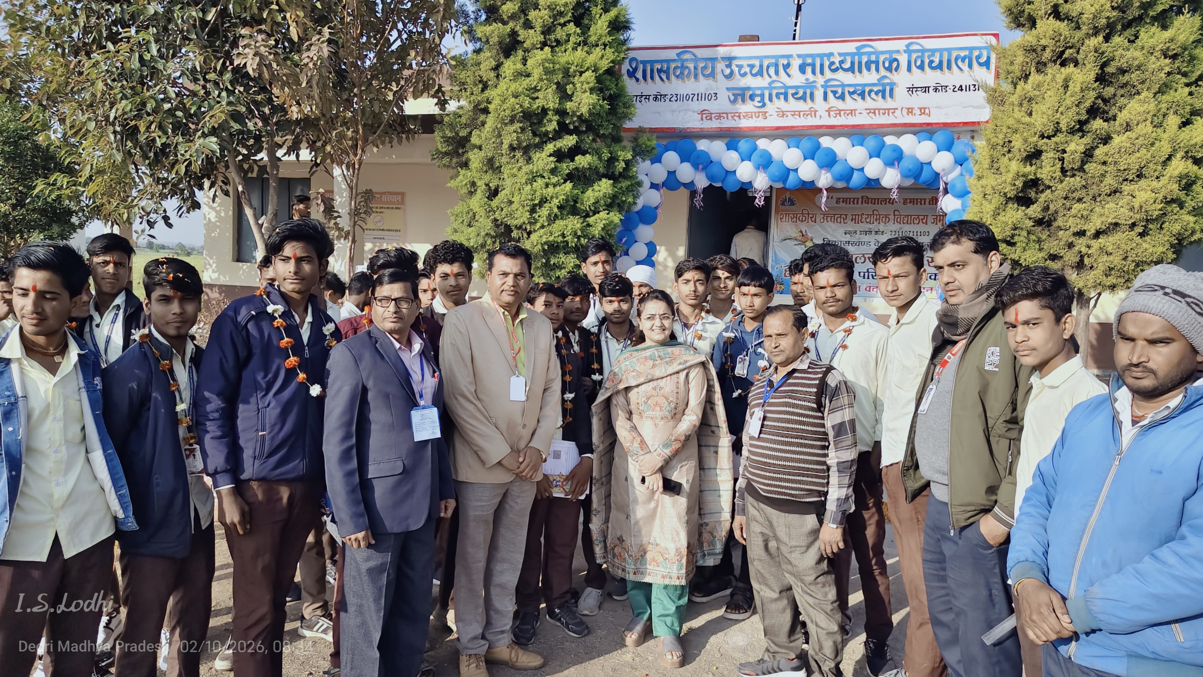 बोर्ड परीक्षा का डर हुआ छूमंतर: जमुनिया-चिखली स्कूल बना 'आदर्श केंद्र', तिलक लगाकर और फूल बरसाकर हुआ छात्रों का स्वागत