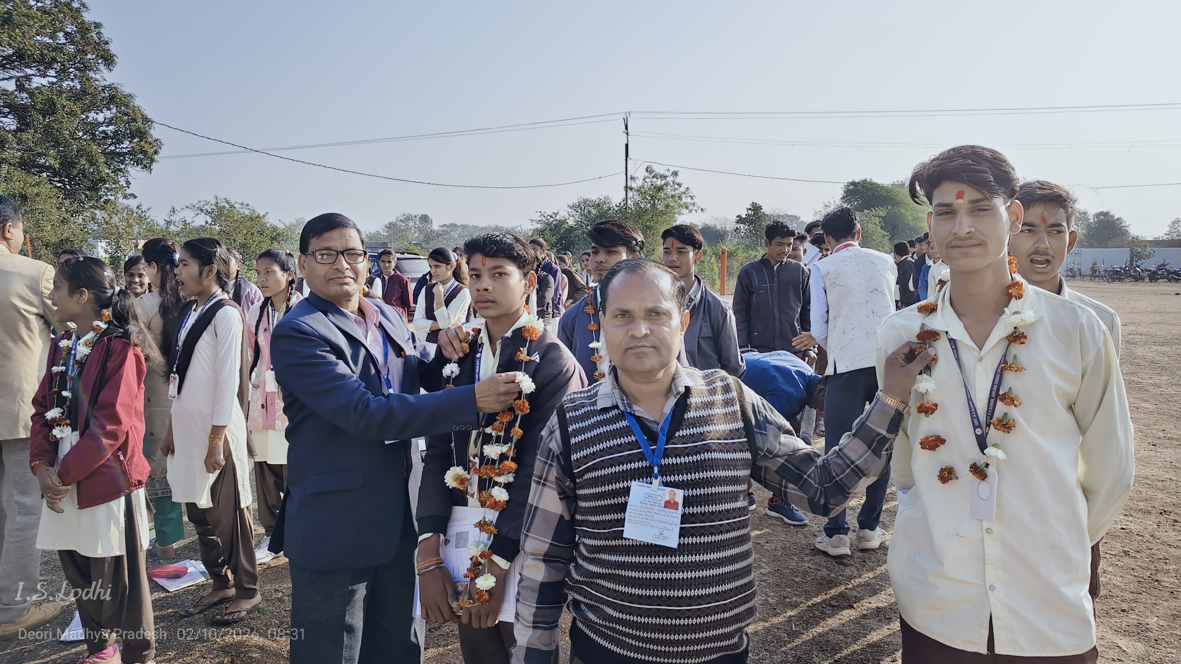 बोर्ड परीक्षा का डर हुआ छूमंतर: जमुनिया-चिखली स्कूल बना 'आदर्श केंद्र', तिलक लगाकर और फूल बरसाकर हुआ छात्रों का स्वागत