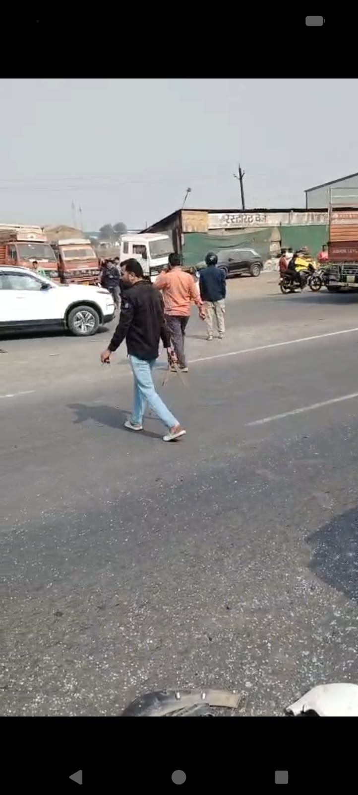 पीथमपुर: तेज रफ्तार कार ने मारी टक्कर, बड़ा हादसा टला