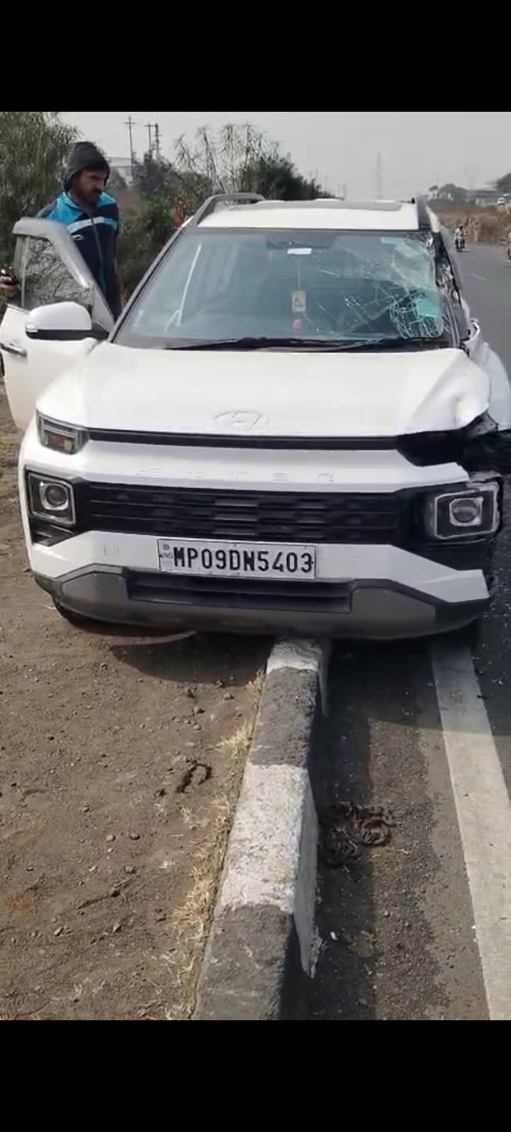 पीथमपुर: तेज रफ्तार कार ने मारी टक्कर, बड़ा हादसा टला