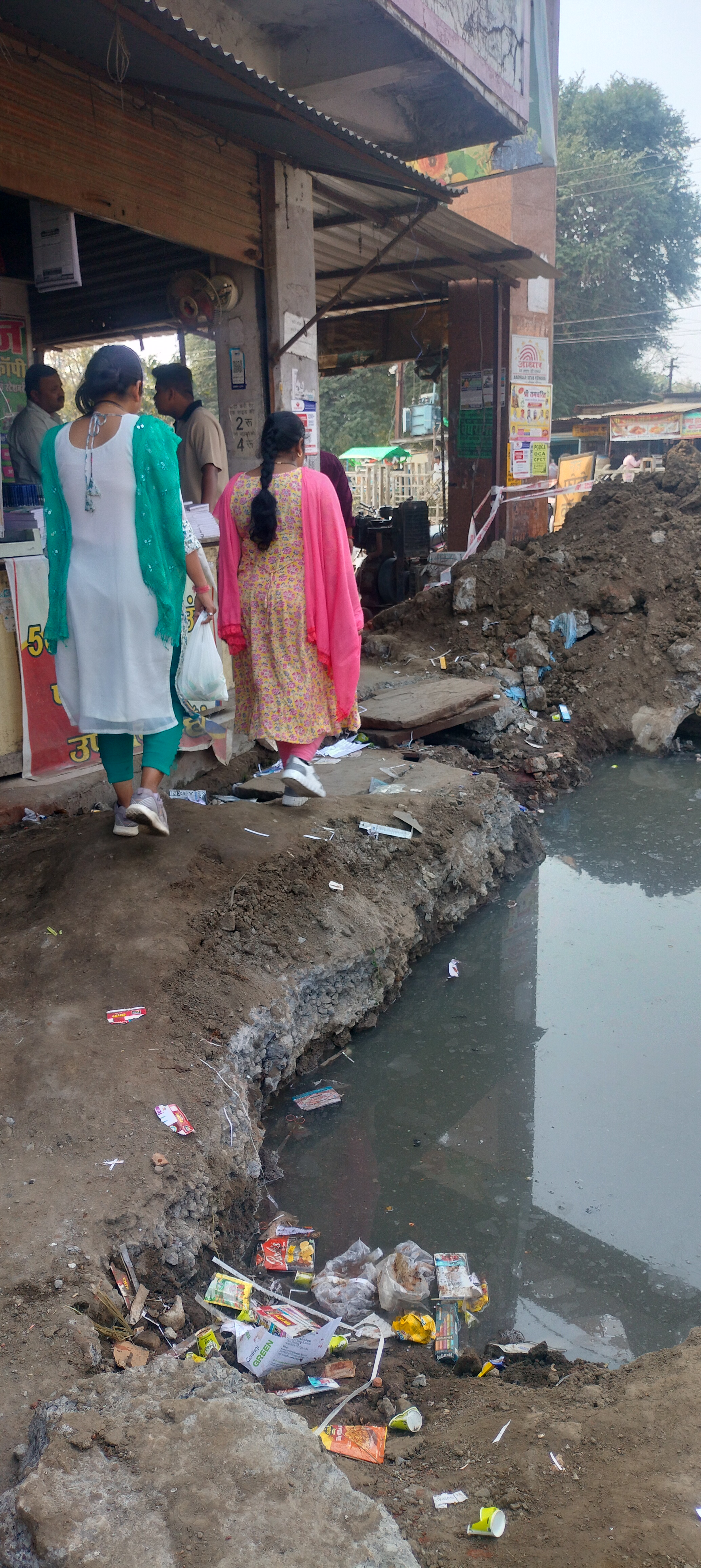 बेगमगंज: सड़क के बीचोबीच 10 फीट गहरा गड्ढा बन रहा है दुर्घटना का कारण