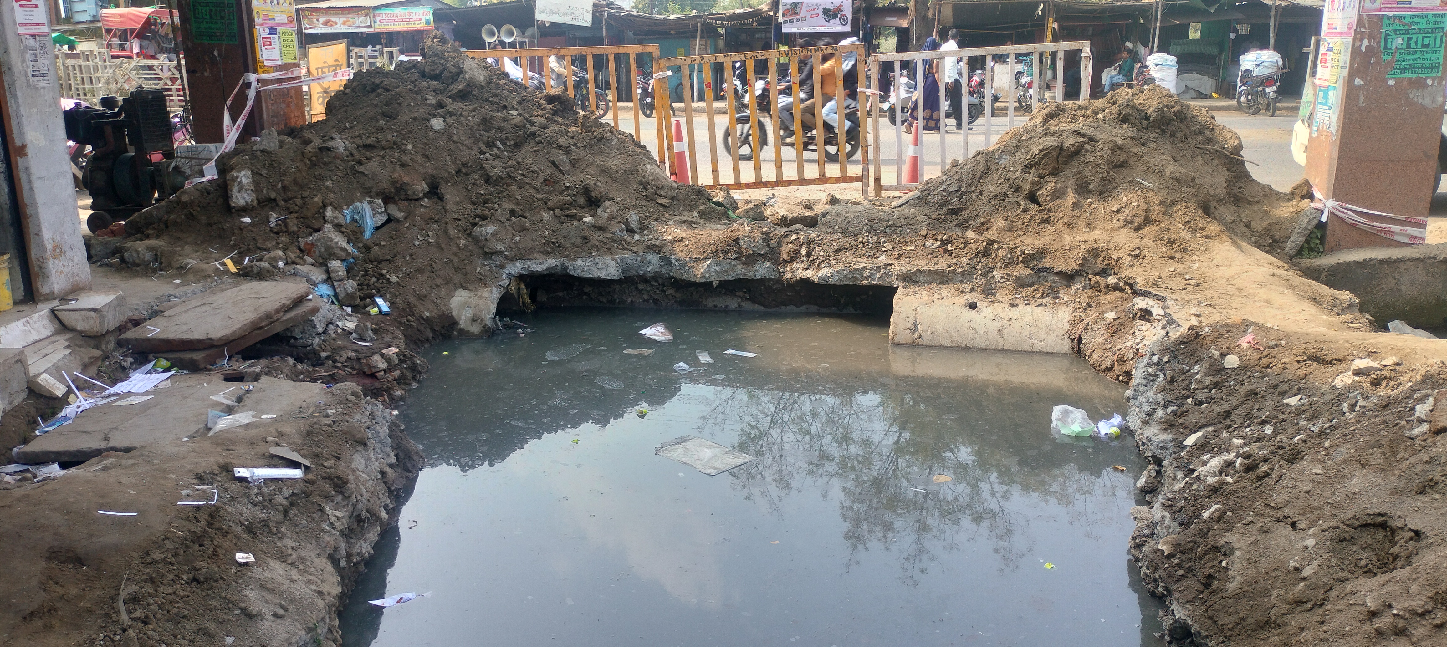 बेगमगंज: सड़क के बीचोबीच 10 फीट गहरा गड्ढा बन रहा है दुर्घटना का कारण