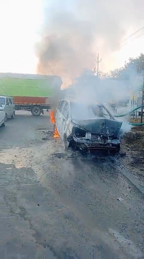 पीथमपुर: सतर्कता से टला बड़ा हादसा, पिकअप और अर्टिगा कार की भिड़ंत