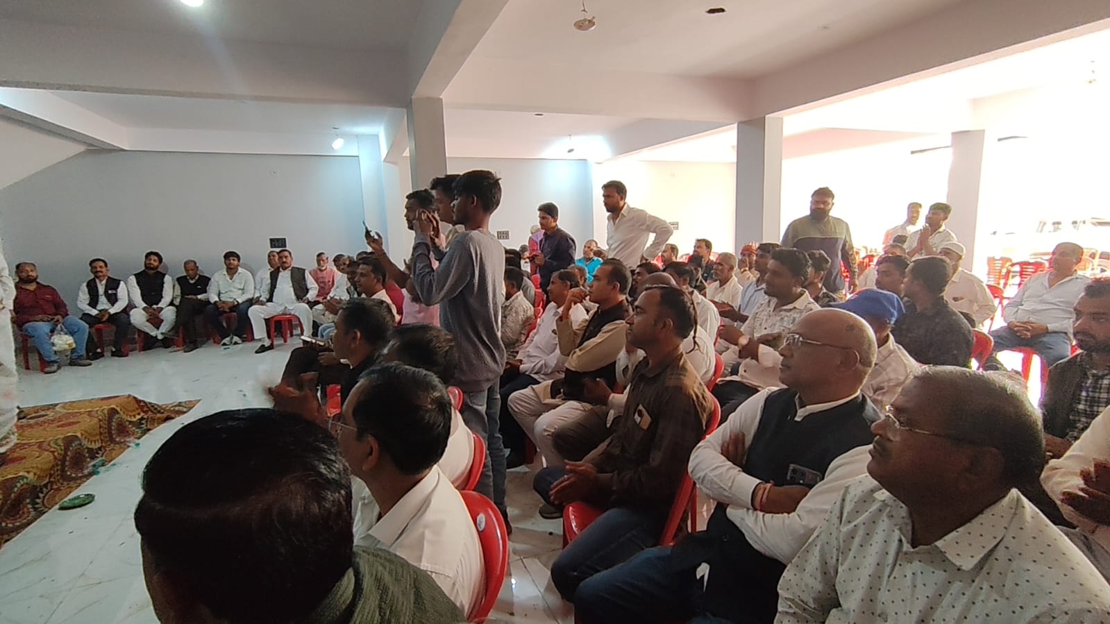 कांग्रेस की बैठक में हंगामे पर पदाधिकारियों को कारण बताओ नोटिस जारी कर जवाब मांगने की तैयारी तेज हुई