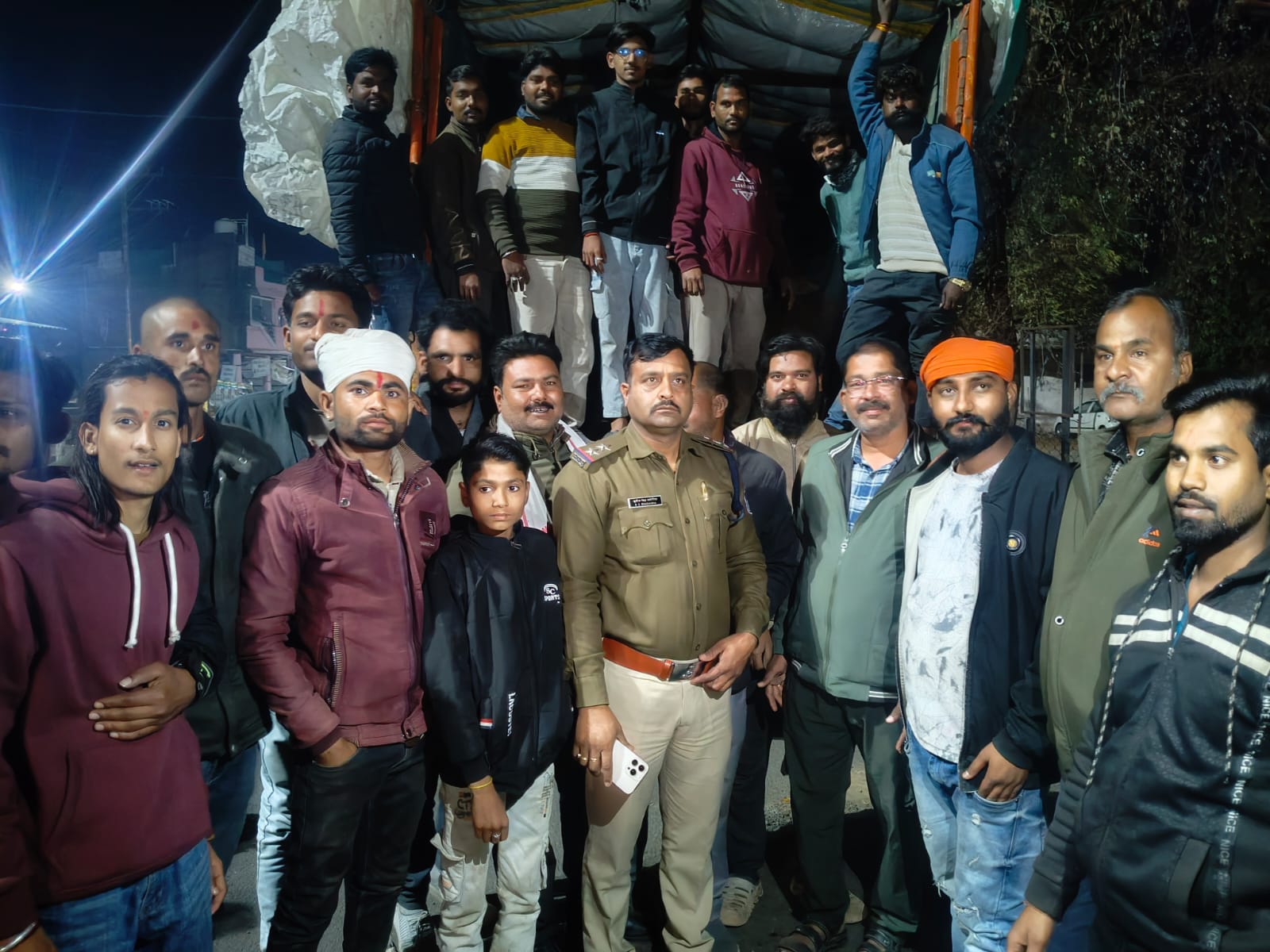 विहिप, बजरंग दल और जन सेवा समिति की बड़ी कार्रवाई: 36 गोवंश से भरा 14 चक्का ट्रक पकड़ा, अंधेरे का फायदा उठाकर तस्कर फरार