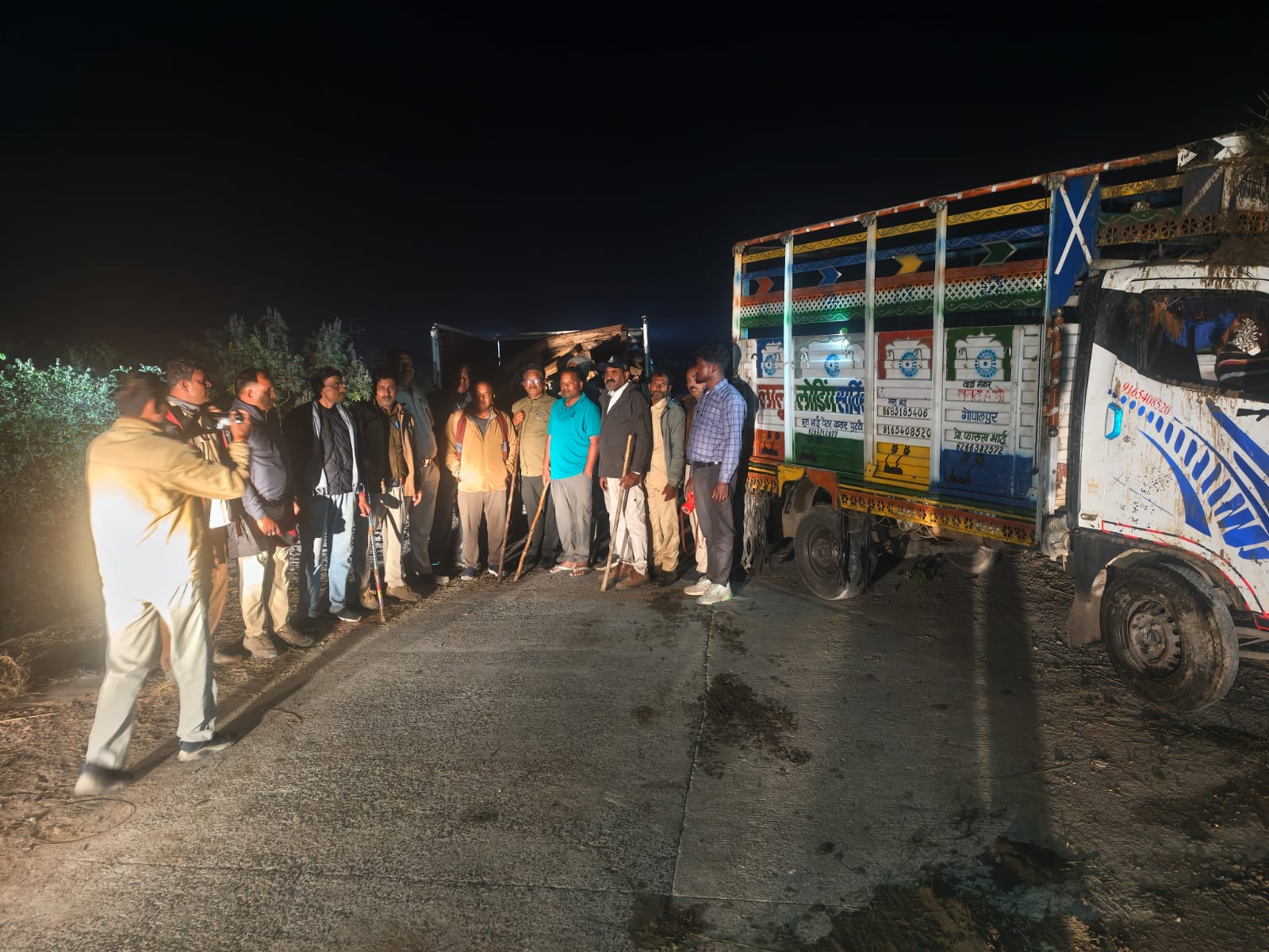 सागवान की अवैध सिल्ली (चिरान) का परिवहन करते हुए वाहन पकड़