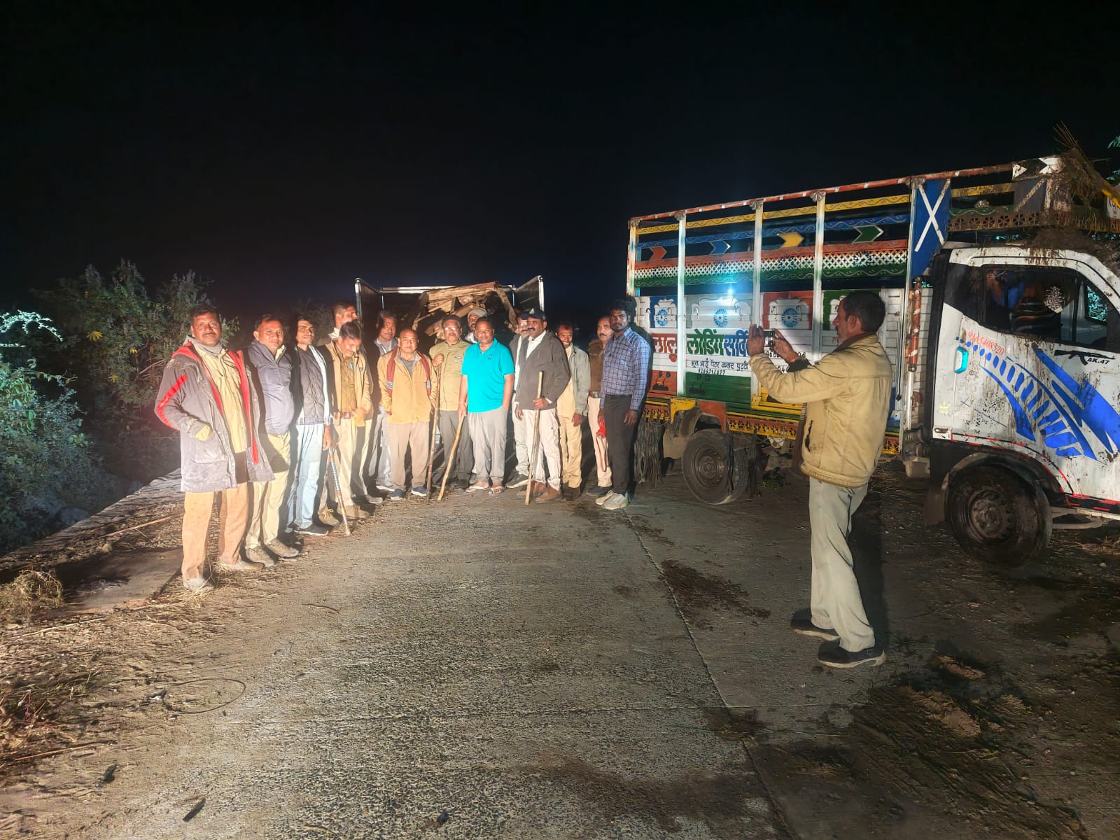 सागवान की अवैध सिल्ली (चिरान) का परिवहन करते हुए वाहन पकड़