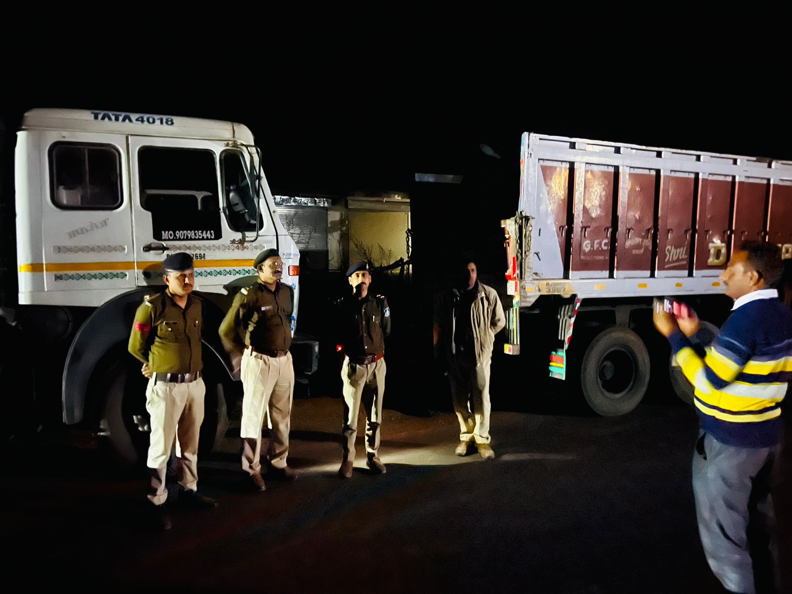 मझौली पुलिस पशु तस्करों पर की कार्यवाही,53 नग भैस वंशज लोड ट्रक वाहन पकड़ाया।