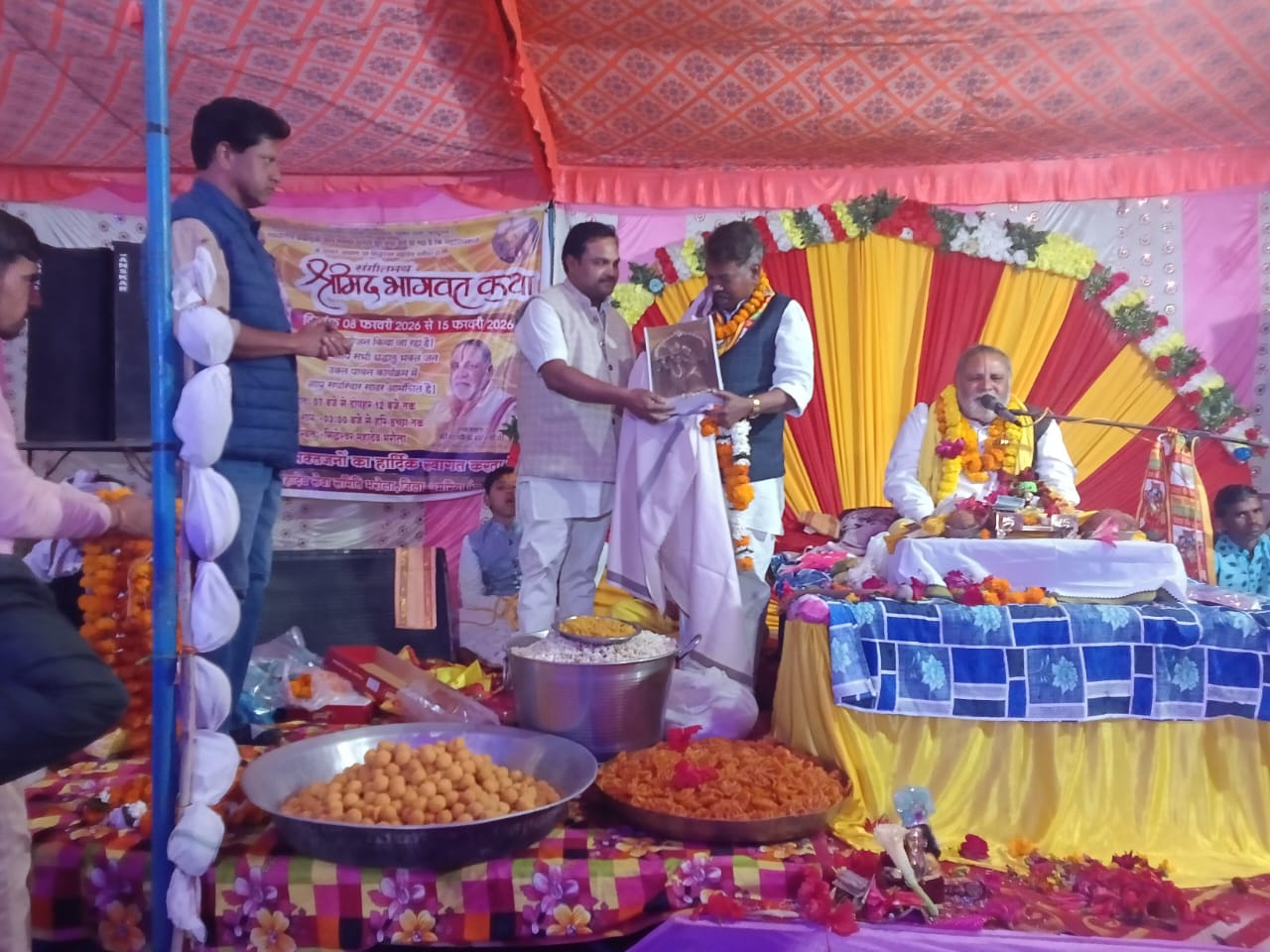 विधायक बांधवगढ़ की उपस्थिति श्रीमद भागवत कथा में धार्मिक आयोजन में भक्तों का उमड़ा जनसैलाब भक्ति और आस्था का माहौल बना