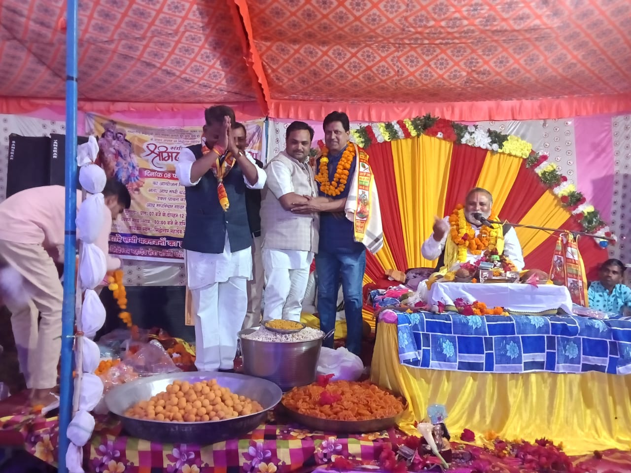 विधायक बांधवगढ़ की उपस्थिति श्रीमद भागवत कथा में धार्मिक आयोजन में भक्तों का उमड़ा जनसैलाब भक्ति और आस्था का माहौल बना