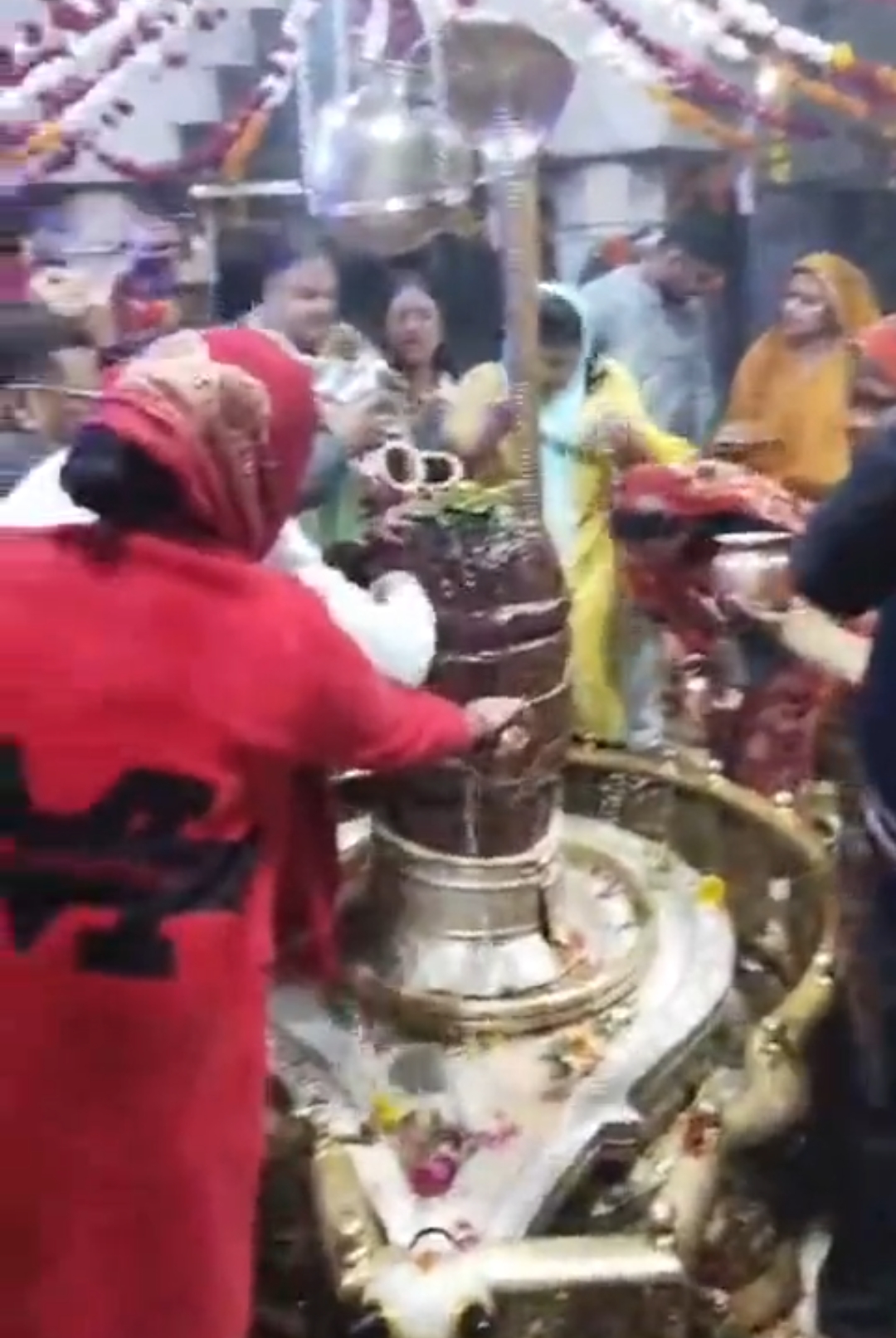 कुंडेश्वर मंदिर में महाशिवरात्रि पर हजारों भक्त पहुंचे, किया अभिषेक