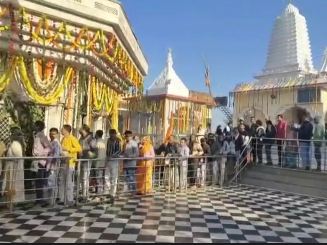 कुंडेश्वर मंदिर में महाशिवरात्रि पर हजारों भक्त पहुंचे, किया अभिषेक