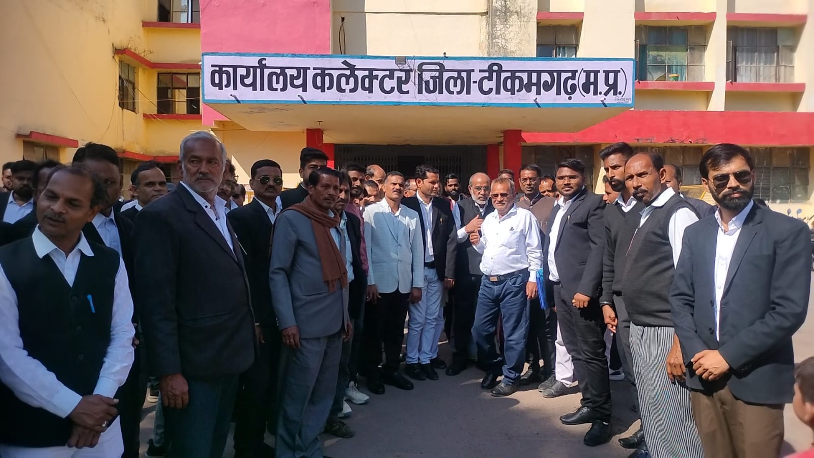 शिवपुरी में वकील की हत्या का टीकमगढ़ में विरोध प्रदर्शन 