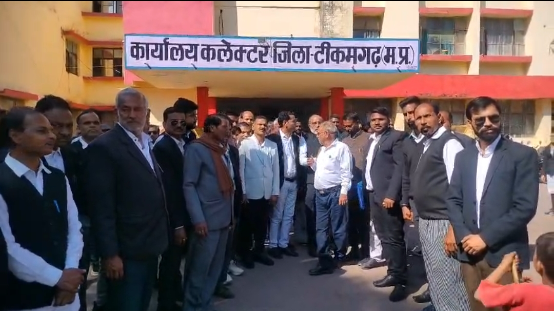 शिवपुरी में वकील की हत्या का टीकमगढ़ में विरोध प्रदर्शन