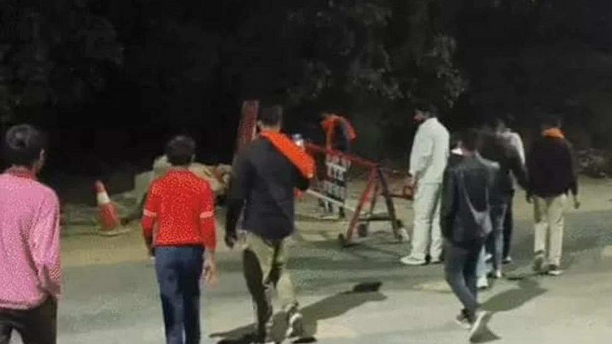 सोहागी पहाड़ पर परिवहन विभाग के अधिकारी अवैध वसूली करते हुए पकड़े गए लोगों ने एक हजार रुपये देने की शिकायत की है