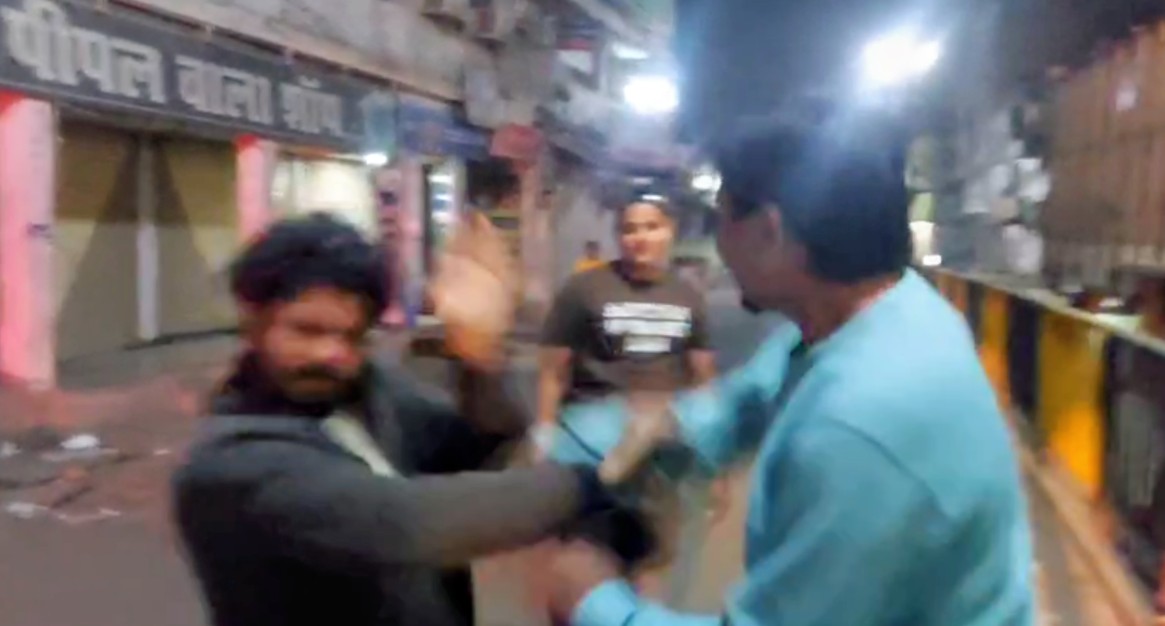 दमोह में शहर के बीचो-बीच ट्रक चालक से जमकर मारपीट