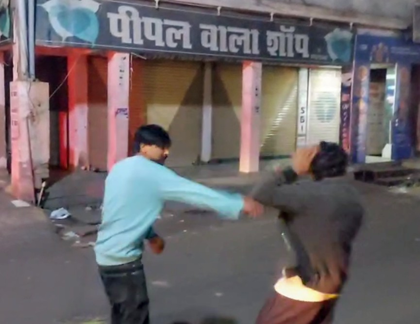 दमोह में शहर के बीचो-बीच ट्रक चालक से जमकर मारपीट
