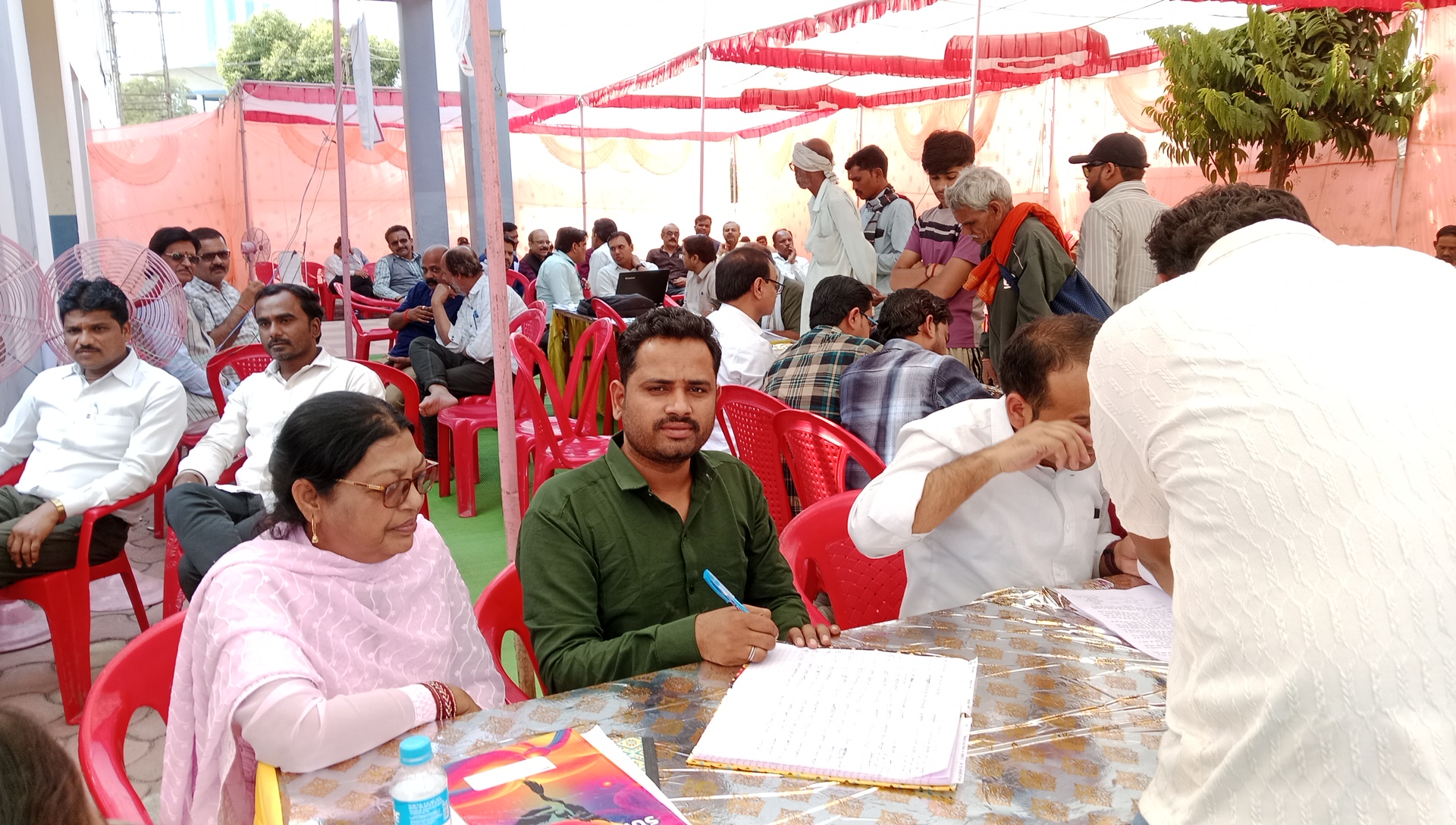 देवरी तहसील कार्यालय में जनसुनवाई में अधिकारियों की लापरवाही के कारण लोगों की समस्याएं सुनने में हो रही है भारी दिक्कतें