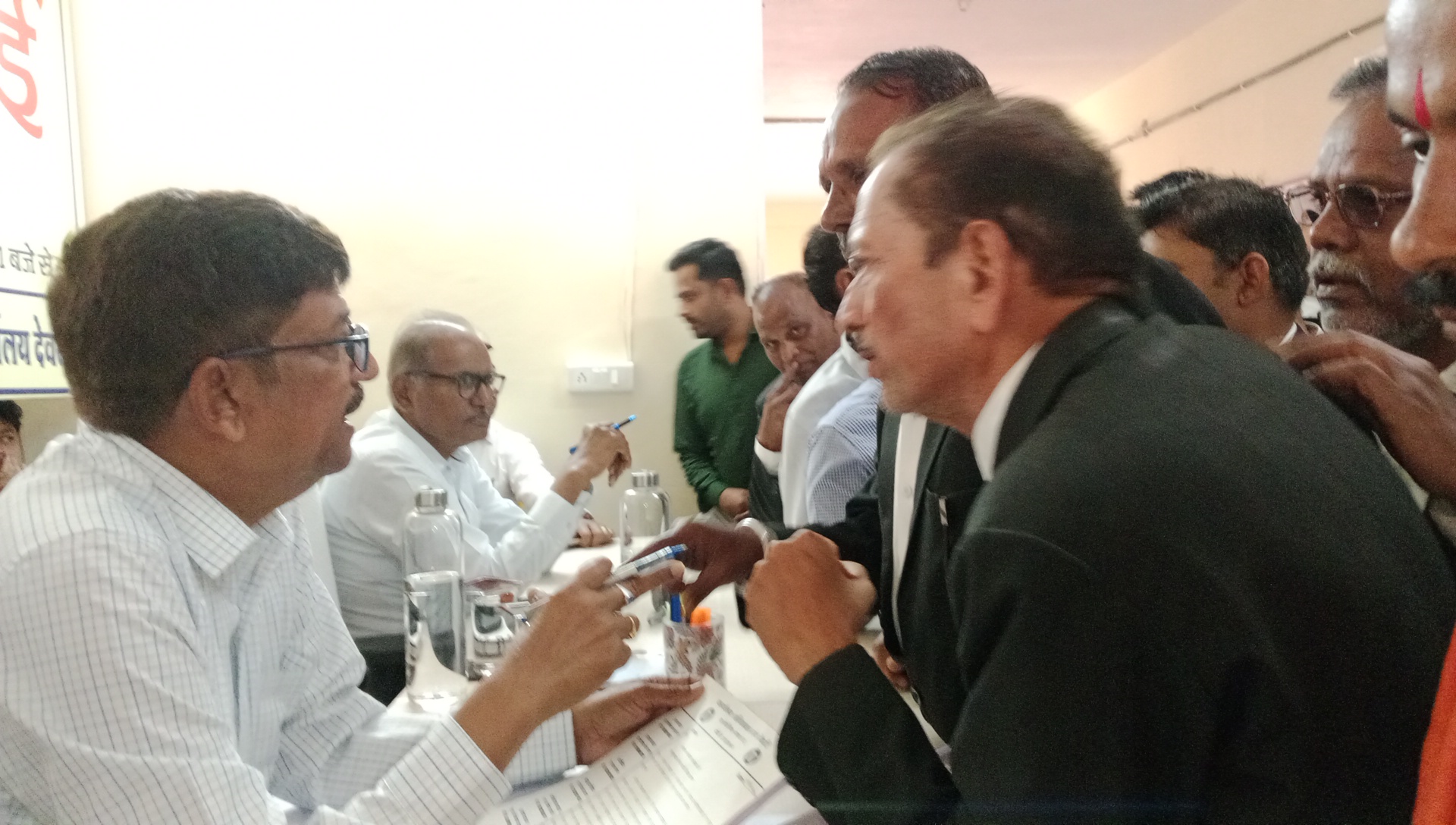 देवरी तहसील कार्यालय में जनसुनवाई में अधिकारियों की लापरवाही के कारण लोगों की समस्याएं सुनने में हो रही है भारी दिक्कतें