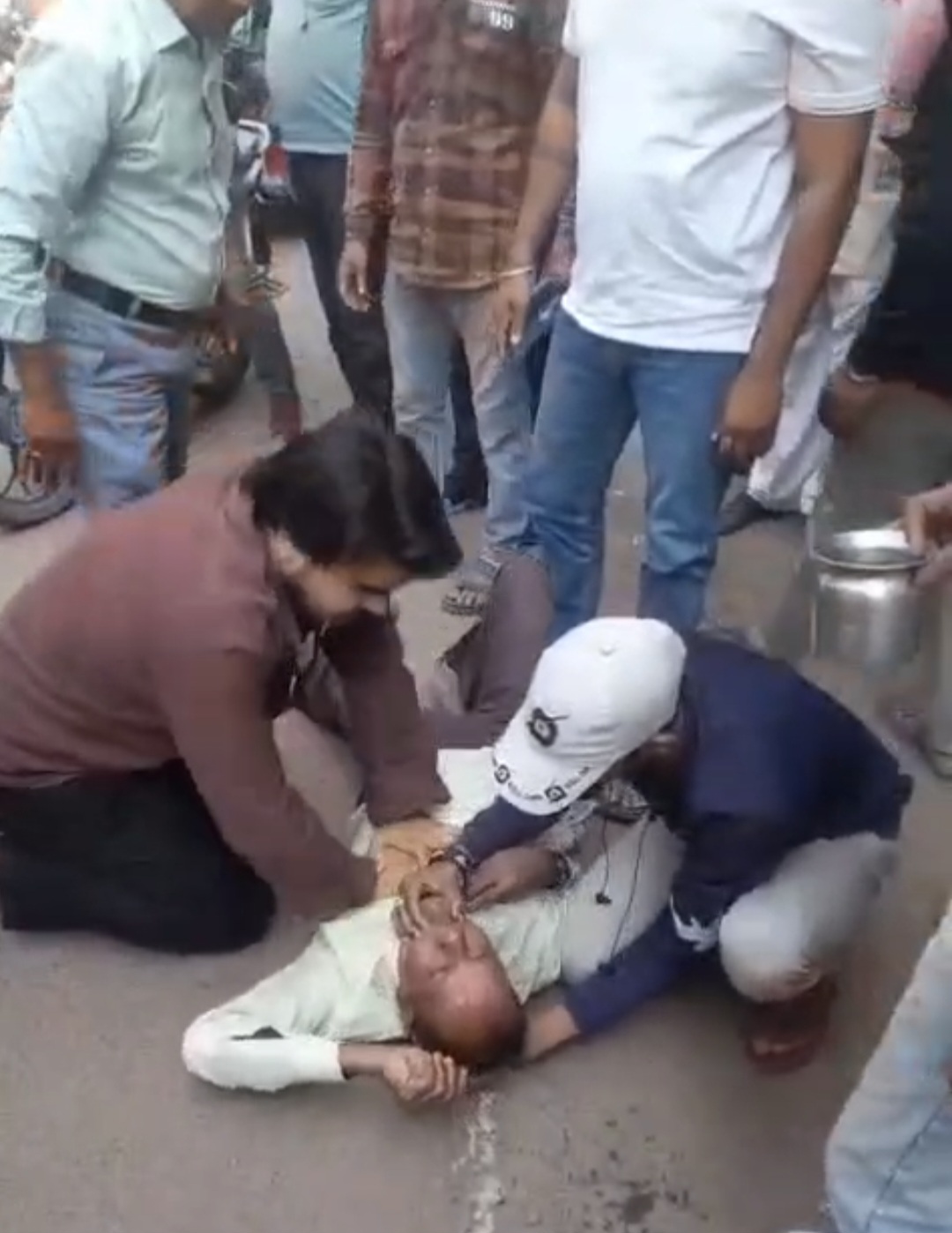 छतरपुर शहर के महल रोड स्थित बालाजी मंदिर के पास उस समय हड़कंप मच गया, जब एक युवक को अचानक साइलेंट हार्ट अटैक आ गया 