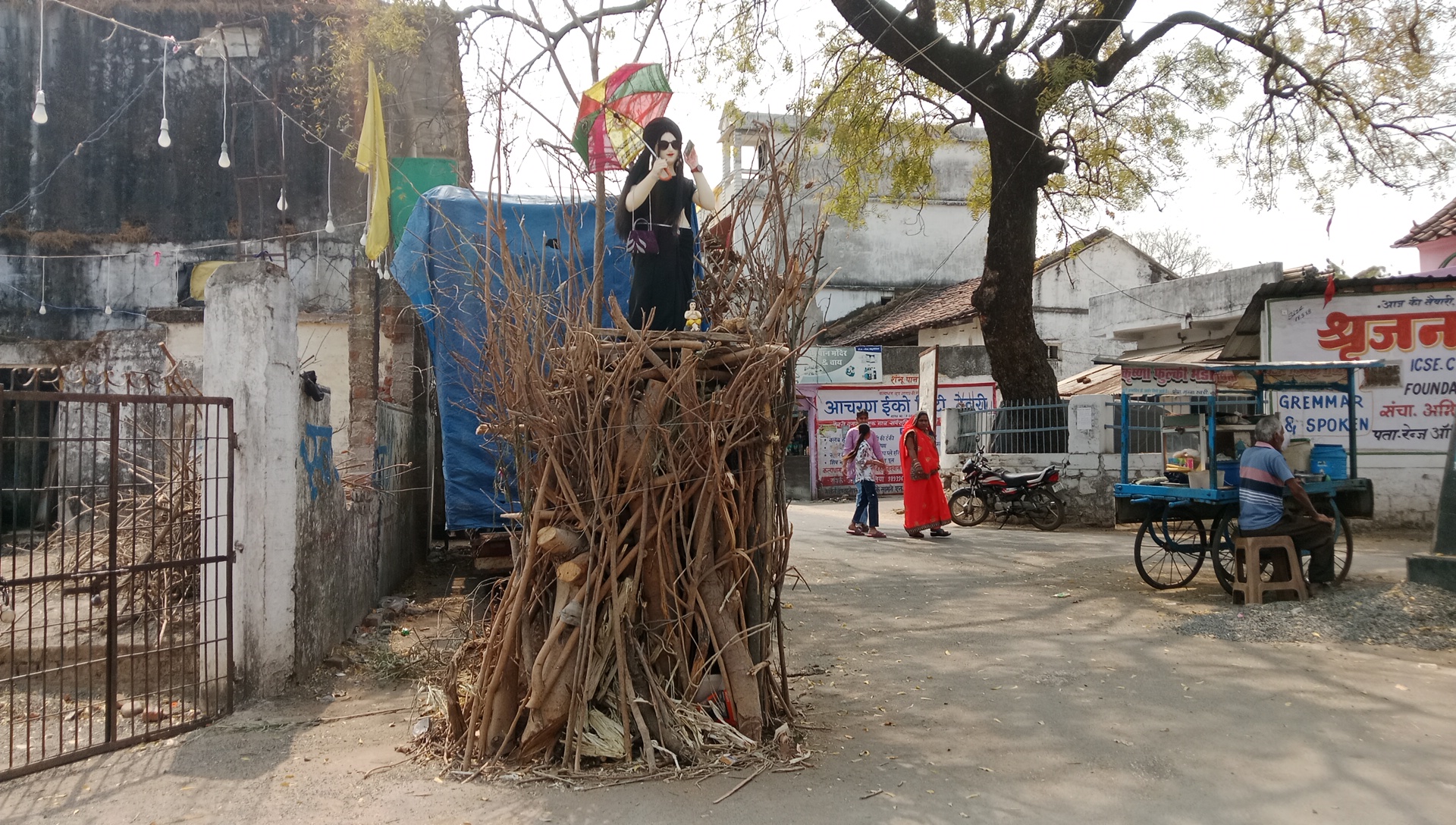 मोबाइल और छाता लिए होलिका की प्रतिमा बनी आकर्षण का केंद्र