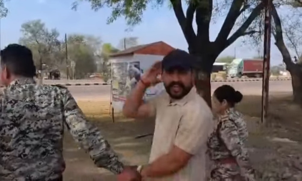 दामोदर यादव की प्रस्तावित यात्रा से पहले छतरपुर में सियासी हलचल तेज हो गई है। बमीठा पुलिस ने छात्र नेता सतेंद्र शर्मा को एहतियातन नज़रबंद कर