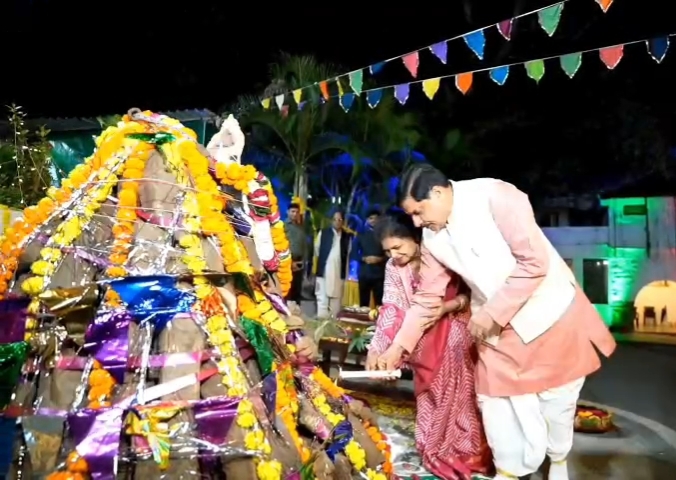 भोपाल में मुख्यमंत्री निवास पर मुख्यमंत्री ने परिवार संग होलिका उत्सव मनाया 
